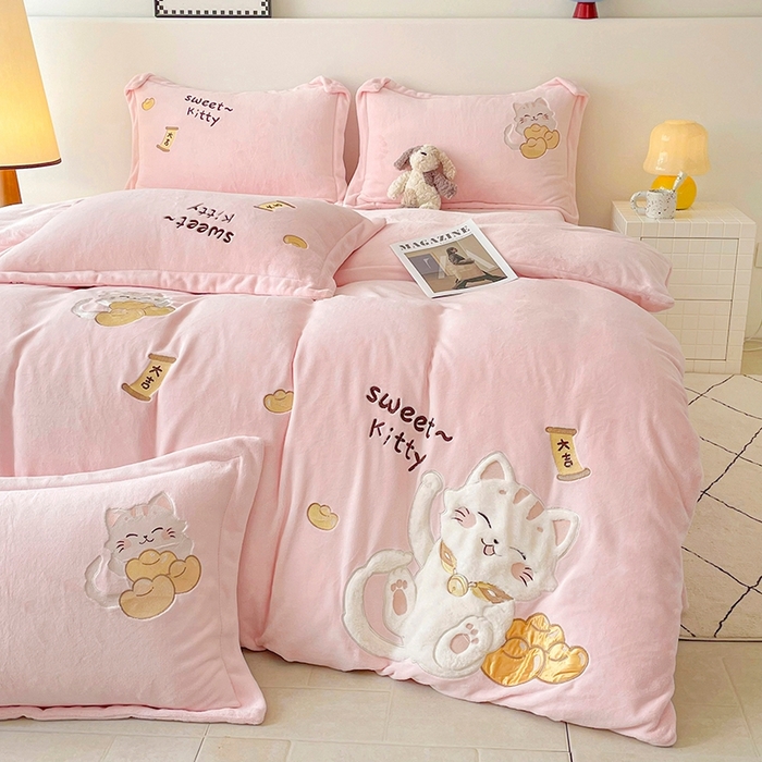 91家纺网 家纺一手货源 找家纺 金绣美居 2025新款卡通贴布绣款牛奶绒四件套-招财猫 招财猫-粉