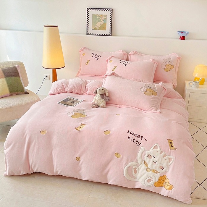 91家纺网 家纺一手货源 找家纺 金绣美居 2025新款卡通贴布绣款牛奶绒四件套-招财猫 招财猫-粉