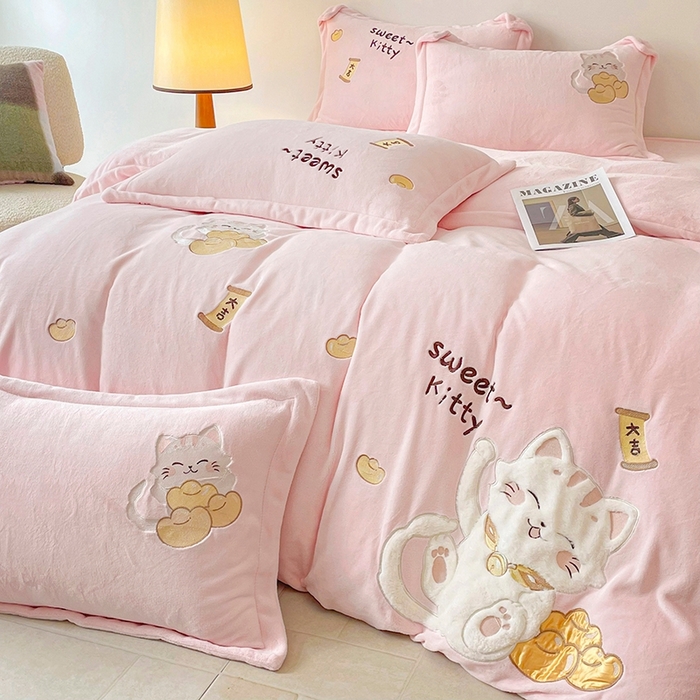 91家纺网 家纺一手货源 找家纺 金绣美居 2025新款卡通贴布绣款牛奶绒四件套-招财猫 招财猫-粉