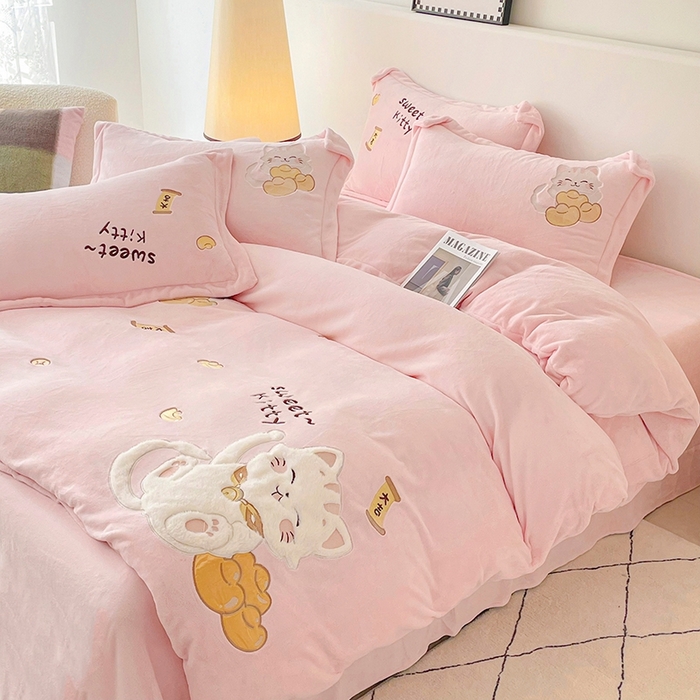 91家纺网 家纺一手货源 找家纺 金绣美居 2025新款卡通贴布绣款牛奶绒四件套-招财猫 招财猫-粉