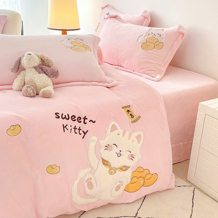 91家纺网 家纺一手货源 找家纺 金绣美居 2025新款卡通贴布绣款牛奶绒四件套-招财猫 招财猫-粉