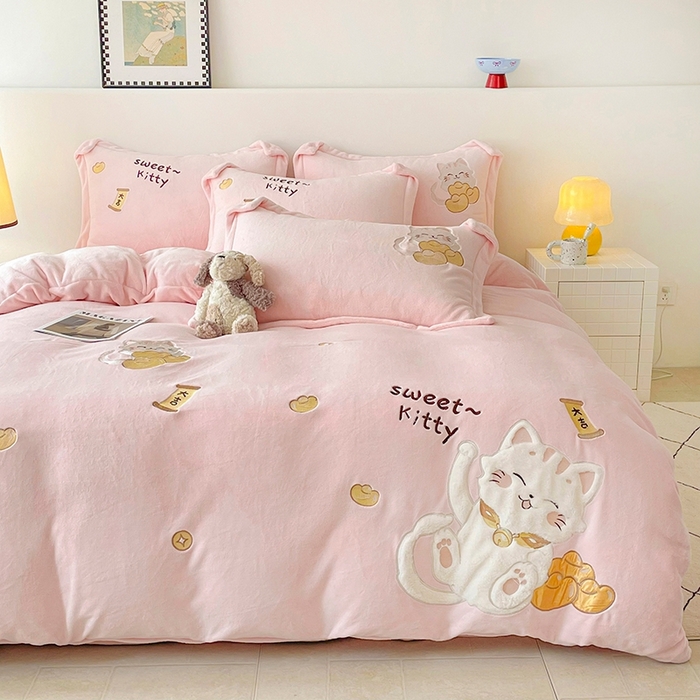 91家纺网 家纺一手货源 找家纺 金绣美居 2025新款卡通贴布绣款牛奶绒四件套-招财猫 招财猫-粉