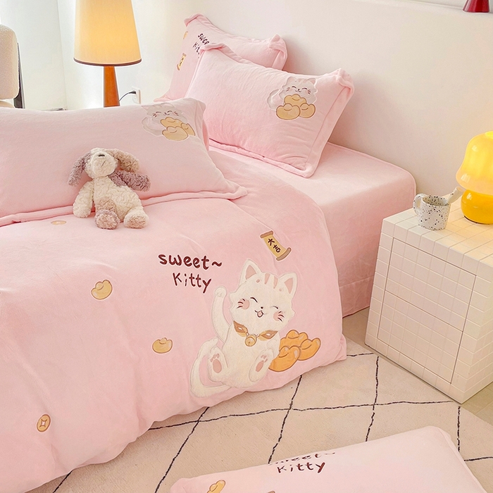 91家纺网 家纺一手货源 找家纺 金绣美居 2025新款卡通贴布绣款牛奶绒四件套-招财猫 招财猫-粉