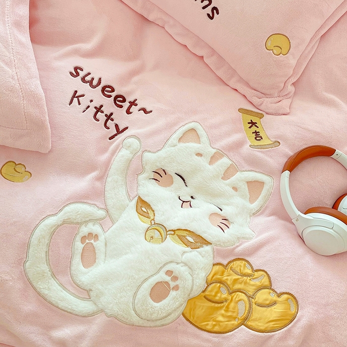 91家纺网 家纺一手货源 找家纺 金绣美居 2025新款卡通贴布绣款牛奶绒四件套-招财猫 招财猫-粉