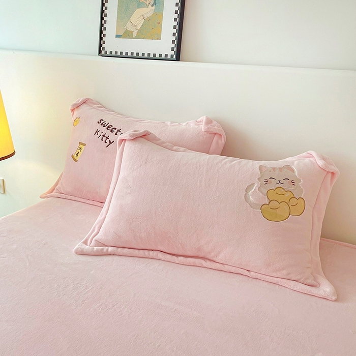 91家纺网 家纺一手货源 找家纺 金绣美居 2025新款卡通贴布绣款牛奶绒四件套-招财猫 招财猫-粉