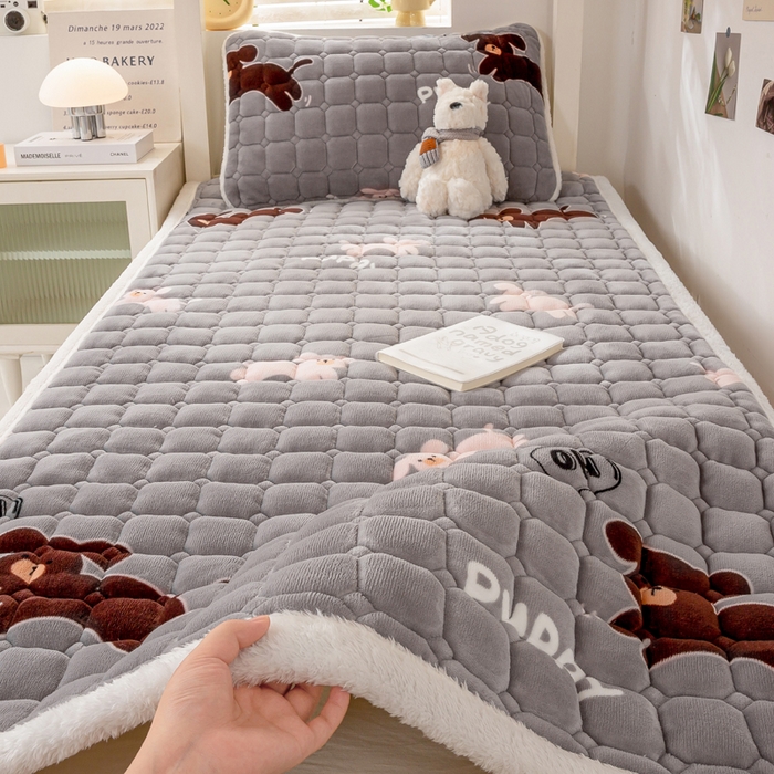 91家纺网 家纺一手货源 找家纺 家喜爱 2025新款暖绒边-加厚牛奶绒学生床褥-第二批 苟富贵-灰