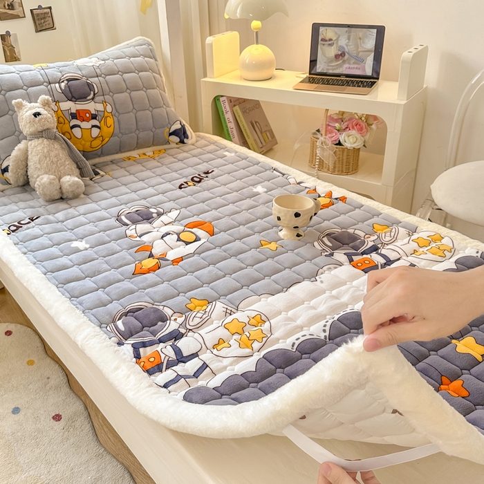 91家纺网 家纺一手货源 找家纺 家喜爱 2025新款暖绒边-加厚牛奶绒学生床褥-第二批 遨游太空