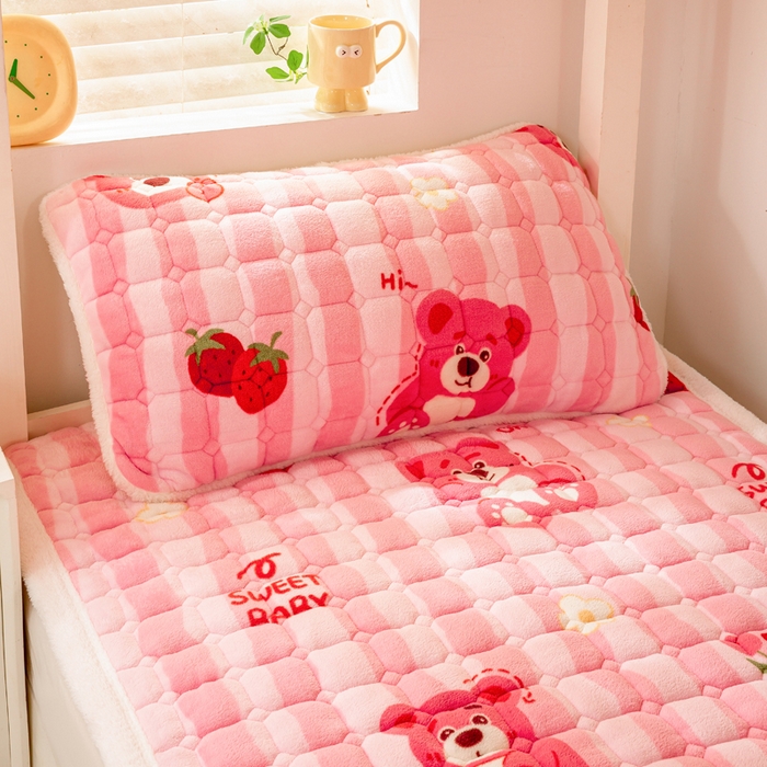 91家纺网 家纺一手货源 找家纺 家喜爱 2025新款暖绒边-加厚牛奶绒学生床褥-第二批 草莓熊