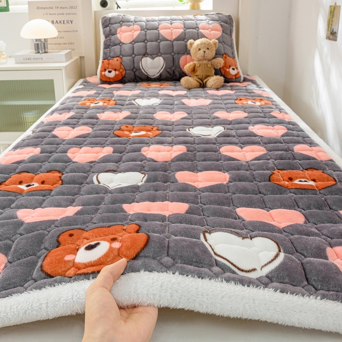 91家纺网 家纺一手货源 找家纺 家喜爱 2025新款暖绒边-加厚牛奶绒学生床褥-第二批 多米熊