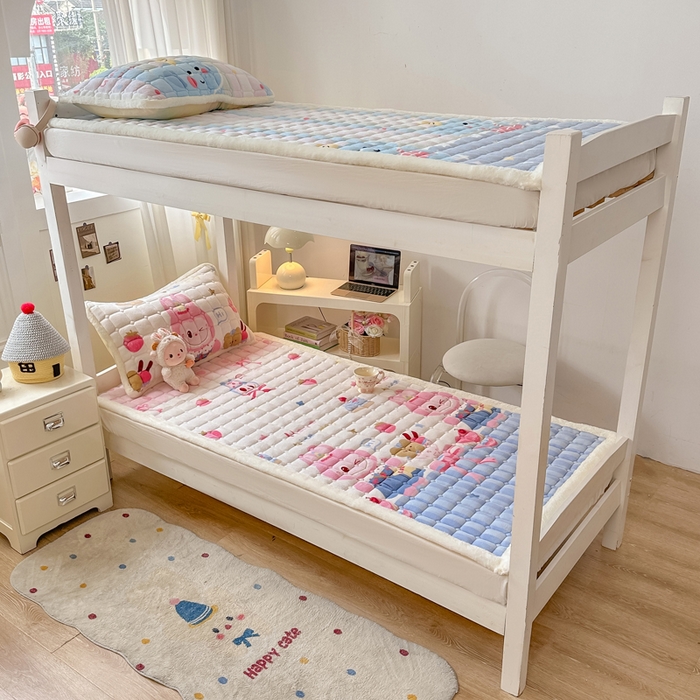 91家纺网 家纺一手货源 找家纺 家喜爱 2025新款暖绒边-加厚牛奶绒学生床褥-第二批 草莓布布