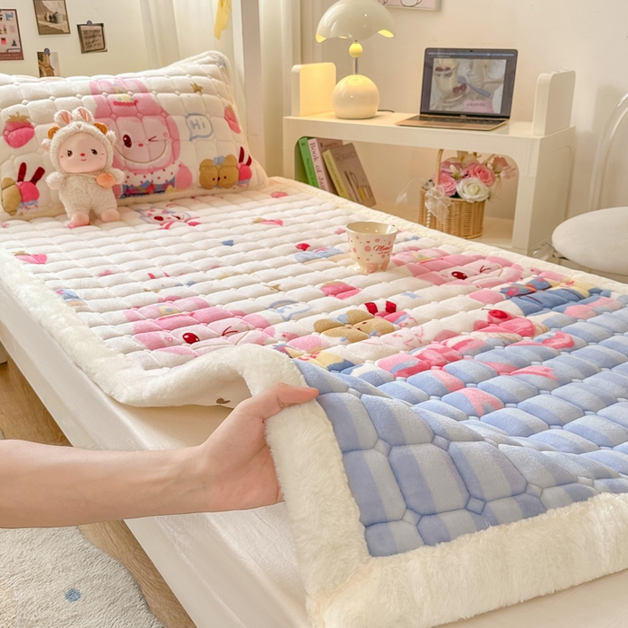 91家纺网 家纺一手货源 找家纺 家喜爱 2025新款暖绒边-加厚牛奶绒学生床褥-第二批 草莓布布