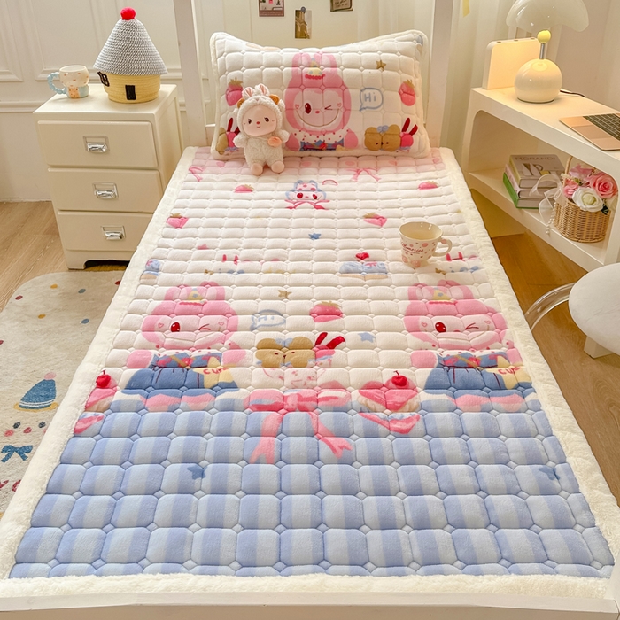 91家纺网 家纺一手货源 找家纺 家喜爱 2025新款暖绒边-加厚牛奶绒学生床褥-第二批 草莓布布