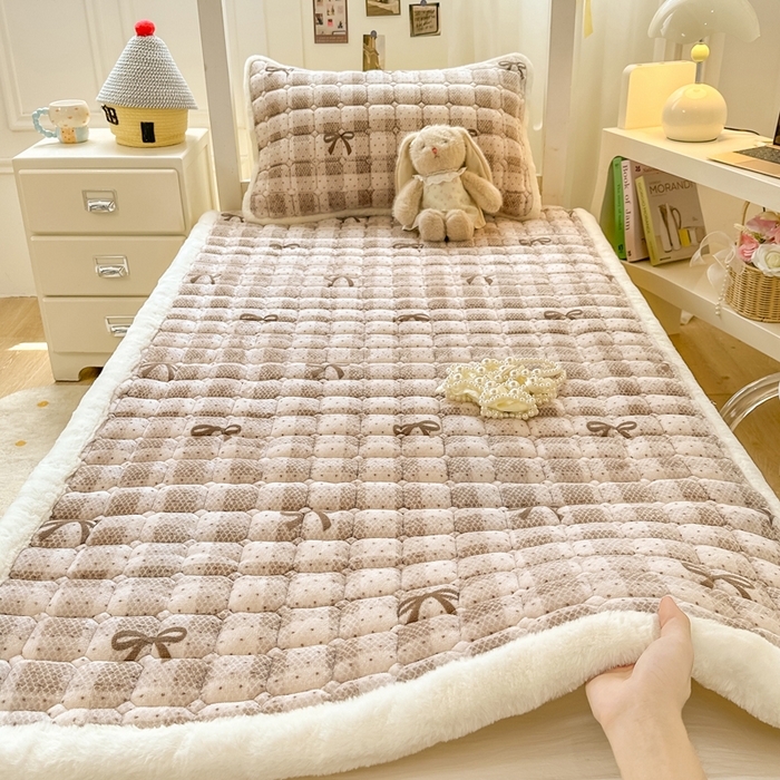 91家纺网 家纺一手货源 找家纺 家喜爱 2025新款暖绒边-加厚牛奶绒学生床褥-第二批 方格蝴蝶结