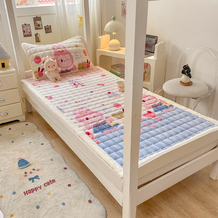 91家纺网 家纺一手货源 找家纺 家喜爱 2025新款暖绒边-加厚牛奶绒学生床褥-第二批 草莓布布