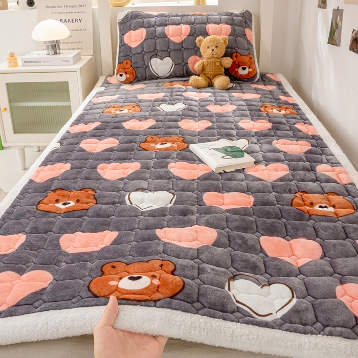 91家纺网 家纺一手货源 找家纺 家喜爱 2025新款暖绒边-加厚牛奶绒学生床褥-第二批 多米熊