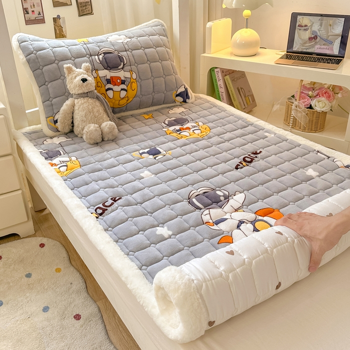 91家纺网 家纺一手货源 找家纺 家喜爱 2025新款暖绒边-加厚牛奶绒学生床褥-第二批 遨游太空