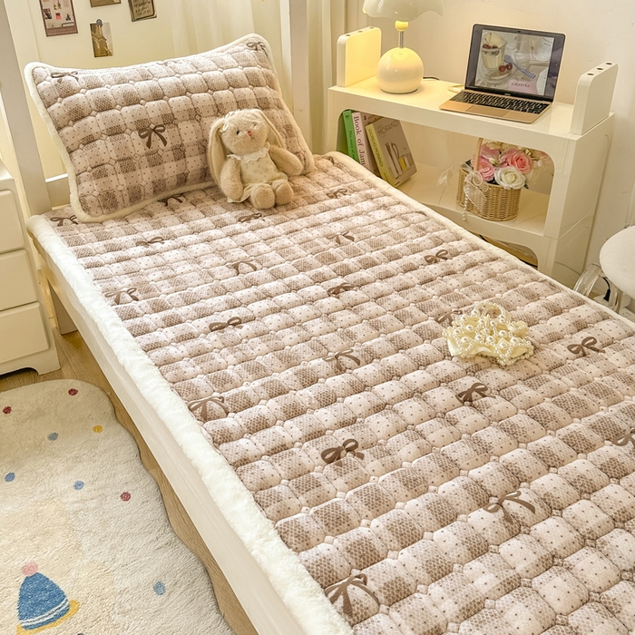 91家纺网 家纺一手货源 找家纺 家喜爱 2025新款暖绒边-加厚牛奶绒学生床褥-第二批 方格蝴蝶结