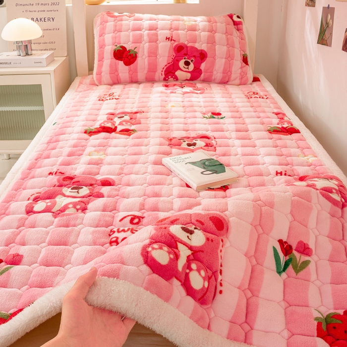 91家纺网 家纺一手货源 找家纺 家喜爱 2025新款暖绒边-加厚牛奶绒学生床褥-第二批 草莓熊
