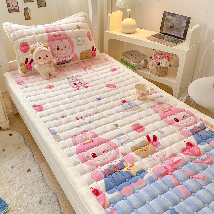 91家纺网 家纺一手货源 找家纺 家喜爱 2025新款暖绒边-加厚牛奶绒学生床褥-第二批 草莓布布