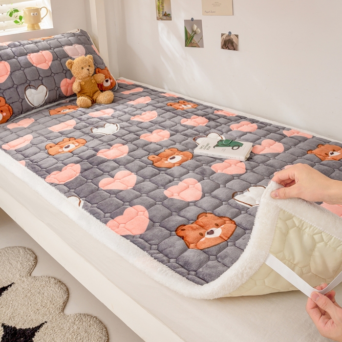 91家纺网 家纺一手货源 找家纺 家喜爱 2025新款暖绒边-加厚牛奶绒学生床褥-第二批 多米熊