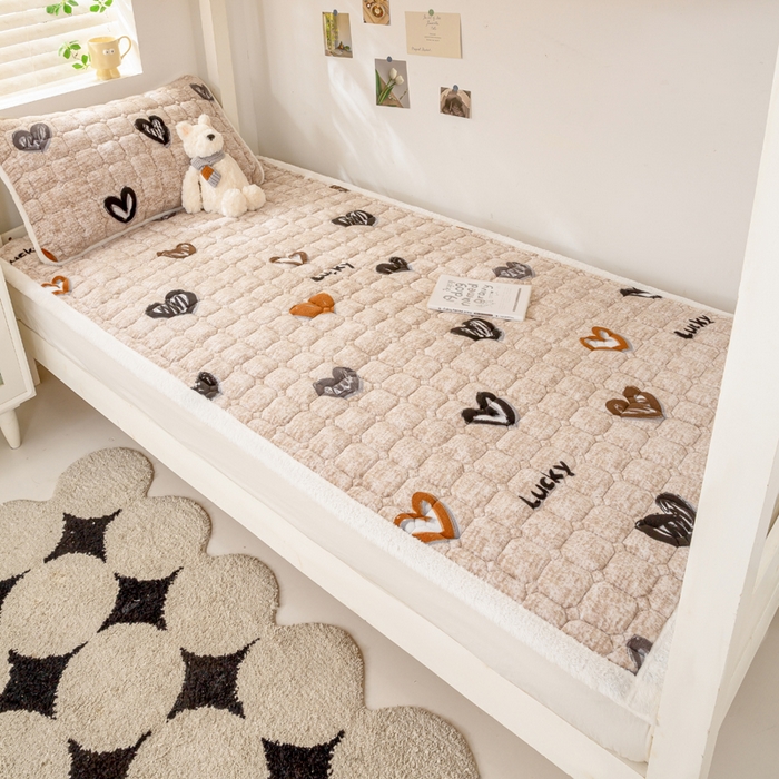 91家纺网 家纺一手货源 找家纺 家喜爱 2025新款暖绒边-加厚牛奶绒学生床褥-第二批 爱心咖