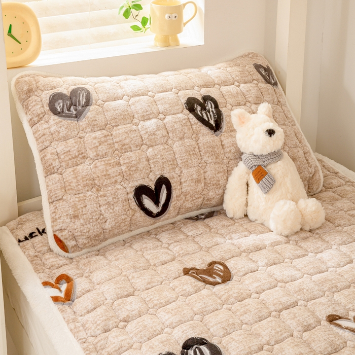 91家纺网 家纺一手货源 找家纺 家喜爱 2025新款暖绒边-加厚牛奶绒学生床褥-第二批 爱心咖