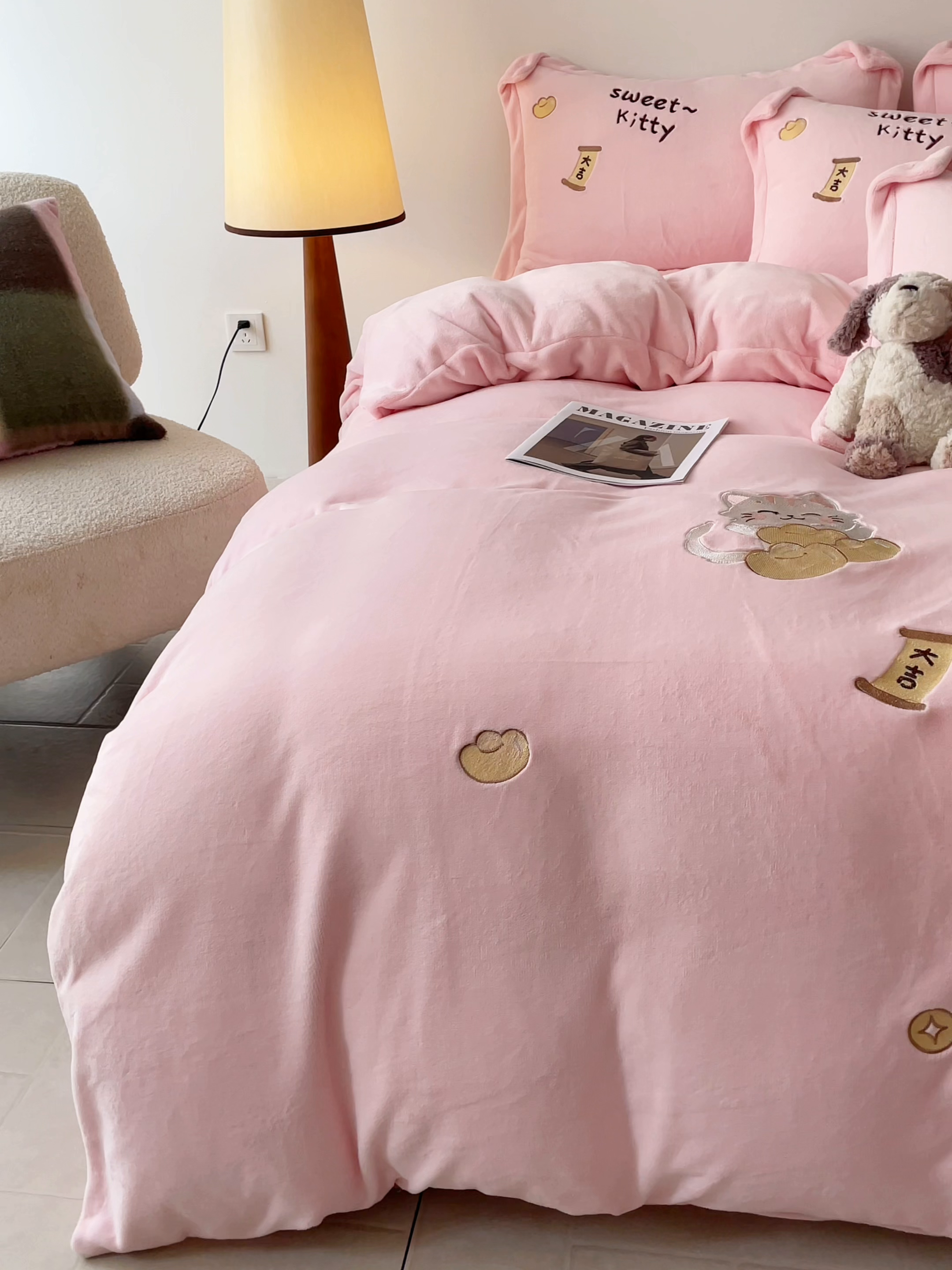 91家纺网 家纺一手货源 找家纺 金绣美居 2025新款卡通贴布绣款牛奶绒四件套-招财猫 招财猫-粉