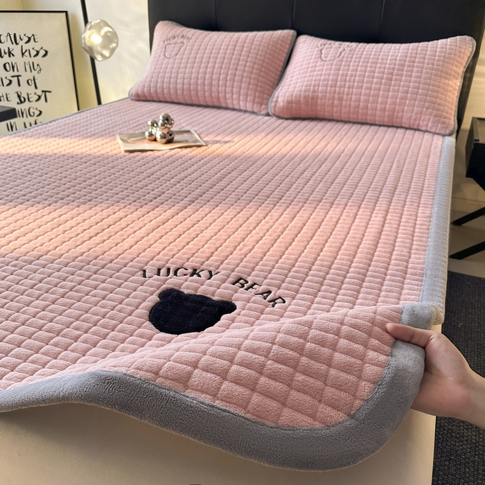 91家纺网 家纺一手货源 找家纺 梵朴 2025新款A类贴布绣牛奶绒夹棉床垫学生宿舍床褥垫子-好运熊系列 好运熊-粉