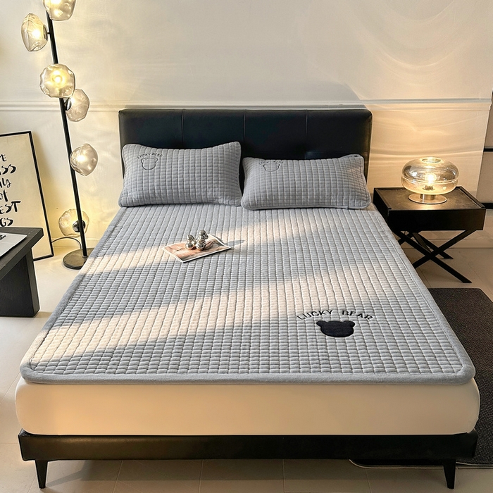 91家纺网 家纺一手货源 找家纺 （总）梵朴 2025新款A类贴布绣牛奶绒夹棉床垫学生宿舍床褥垫子-好运熊系列