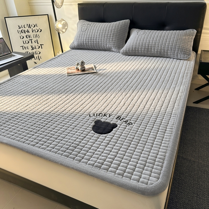 91家纺网 家纺一手货源 找家纺 （总）梵朴 2025新款A类贴布绣牛奶绒夹棉床垫学生宿舍床褥垫子-好运熊系列