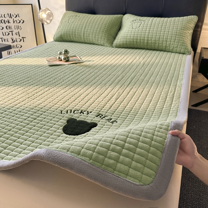 91家纺网 家纺一手货源 找家纺 梵朴 2025新款A类贴布绣牛奶绒夹棉床垫学生宿舍床褥垫子-好运熊系列 好运熊-绿