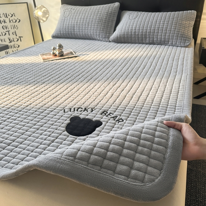 91家纺网 家纺一手货源 找家纺 梵朴 2025新款A类贴布绣牛奶绒夹棉床垫学生宿舍床褥垫子-好运熊系列 好运熊-灰