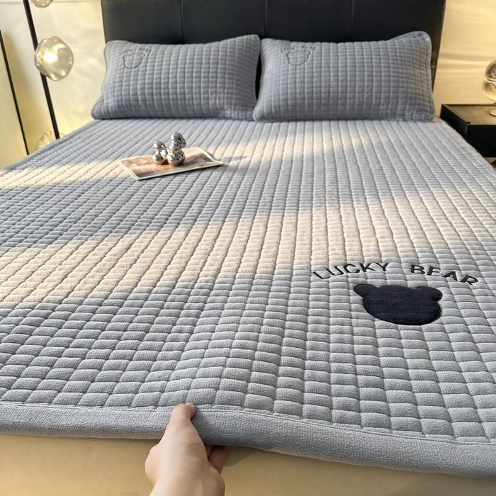 91家纺网 家纺一手货源 找家纺 （总）梵朴 2025新款A类贴布绣牛奶绒夹棉床垫学生宿舍床褥垫子-好运熊系列