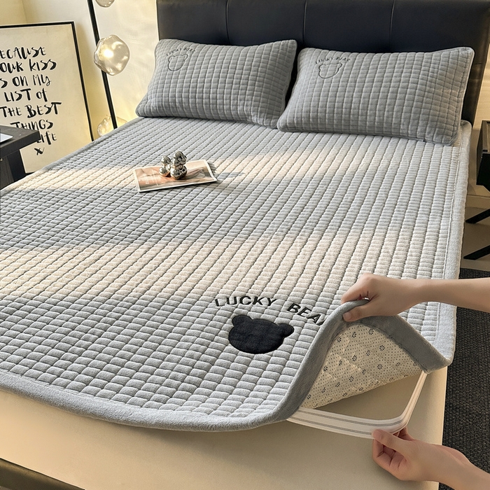 91家纺网 家纺一手货源 找家纺 （总）梵朴 2025新款A类贴布绣牛奶绒夹棉床垫学生宿舍床褥垫子-好运熊系列