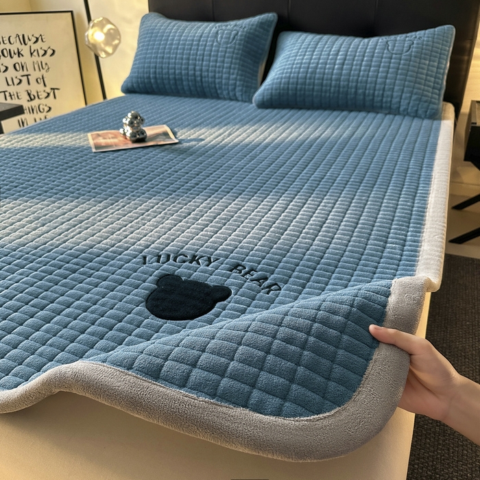 91家纺网 家纺一手货源 找家纺 （总）梵朴 2025新款A类贴布绣牛奶绒夹棉床垫学生宿舍床褥垫子-好运熊系列