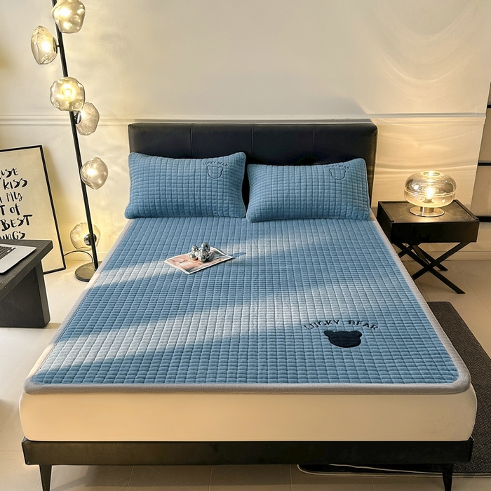 91家纺网 家纺一手货源 找家纺 梵朴 2025新款A类贴布绣牛奶绒夹棉床垫学生宿舍床褥垫子-好运熊系列 好运熊-蓝