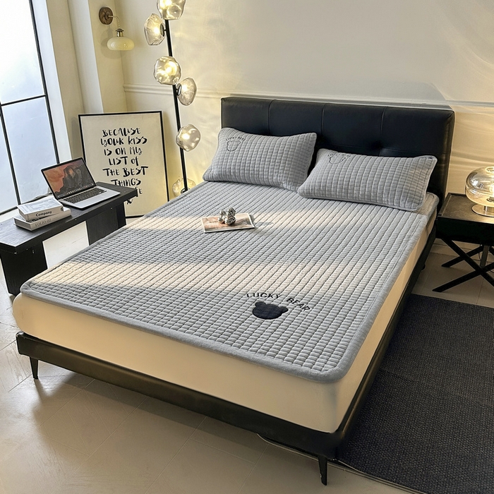 91家纺网 家纺一手货源 找家纺 梵朴 2025新款A类贴布绣牛奶绒夹棉床垫学生宿舍床褥垫子-好运熊系列 好运熊-灰