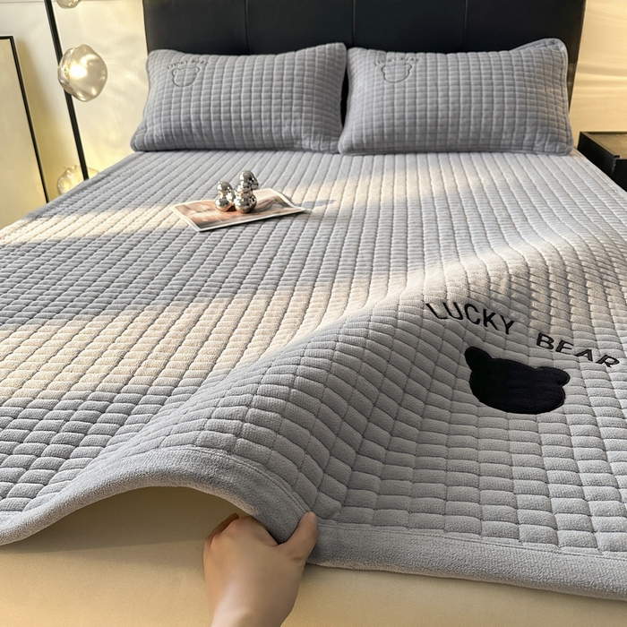 91家纺网 家纺一手货源 找家纺 梵朴 2025新款A类贴布绣牛奶绒夹棉床垫学生宿舍床褥垫子-好运熊系列 好运熊-灰