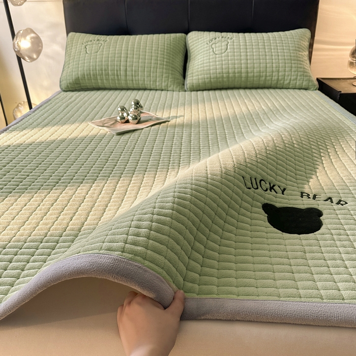 91家纺网 家纺一手货源 找家纺 梵朴 2025新款A类贴布绣牛奶绒夹棉床垫学生宿舍床褥垫子-好运熊系列 好运熊-绿