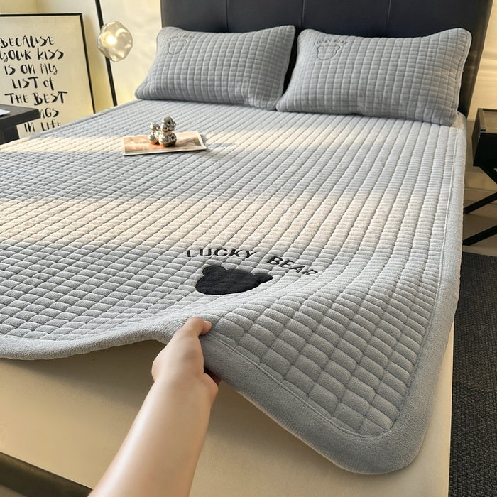 91家纺网 家纺一手货源 找家纺 梵朴 2025新款A类贴布绣牛奶绒夹棉床垫学生宿舍床褥垫子-好运熊系列 好运熊-灰