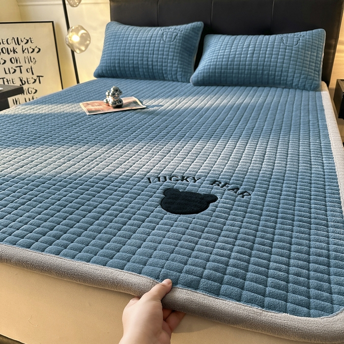 91家纺网 家纺一手货源 找家纺 梵朴 2025新款A类贴布绣牛奶绒夹棉床垫学生宿舍床褥垫子-好运熊系列 好运熊-蓝