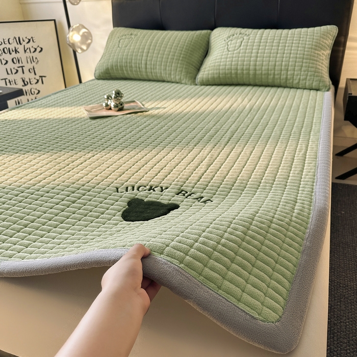 91家纺网 家纺一手货源 找家纺 梵朴 2025新款A类贴布绣牛奶绒夹棉床垫学生宿舍床褥垫子-好运熊系列 好运熊-绿