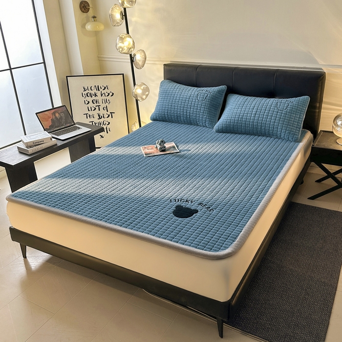 91家纺网 家纺一手货源 找家纺 梵朴 2025新款A类贴布绣牛奶绒夹棉床垫学生宿舍床褥垫子-好运熊系列 好运熊-蓝