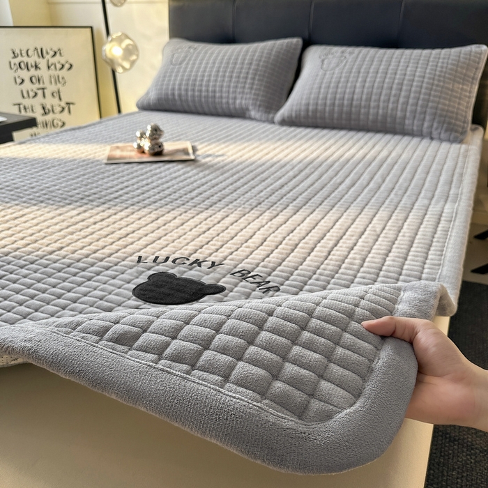 91家纺网 家纺一手货源 找家纺 梵朴 2025新款A类贴布绣牛奶绒夹棉床垫学生宿舍床褥垫子-好运熊系列 好运熊-灰