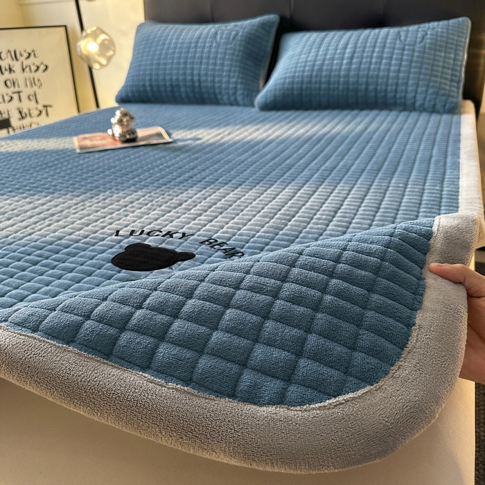 91家纺网 家纺一手货源 找家纺 梵朴 2025新款A类贴布绣牛奶绒夹棉床垫学生宿舍床褥垫子-好运熊系列 好运熊-蓝