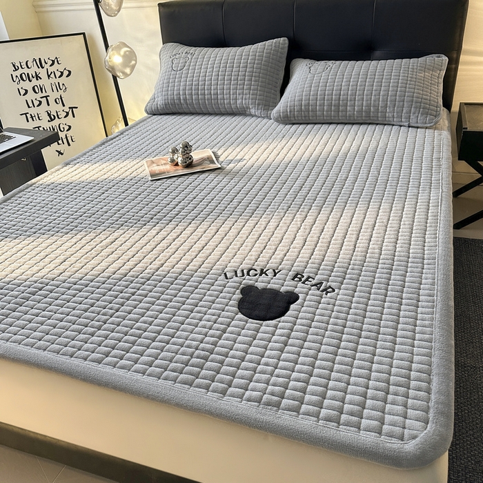 91家纺网 家纺一手货源 找家纺 梵朴 2025新款A类贴布绣牛奶绒夹棉床垫学生宿舍床褥垫子-好运熊系列 好运熊-灰