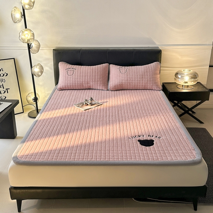 91家纺网 家纺一手货源 找家纺 梵朴 2025新款A类贴布绣牛奶绒夹棉床垫学生宿舍床褥垫子-好运熊系列 好运熊-粉