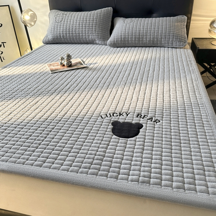91家纺网 家纺一手货源 找家纺 梵朴 2025新款A类贴布绣牛奶绒夹棉床垫学生宿舍床褥垫子-好运熊系列 好运熊-灰