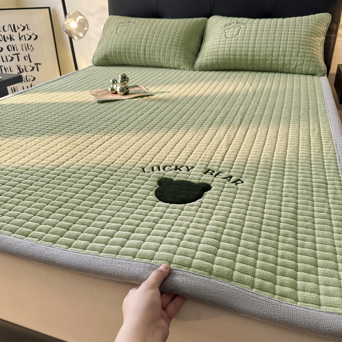 91家纺网 家纺一手货源 找家纺 梵朴 2025新款A类贴布绣牛奶绒夹棉床垫学生宿舍床褥垫子-好运熊系列 好运熊-绿