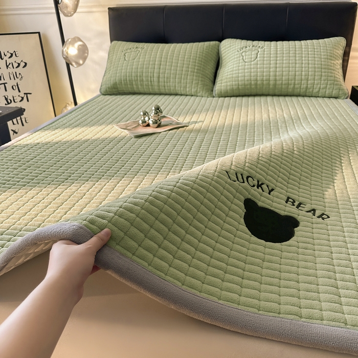 91家纺网 家纺一手货源 找家纺 梵朴 2025新款A类贴布绣牛奶绒夹棉床垫学生宿舍床褥垫子-好运熊系列 好运熊-绿